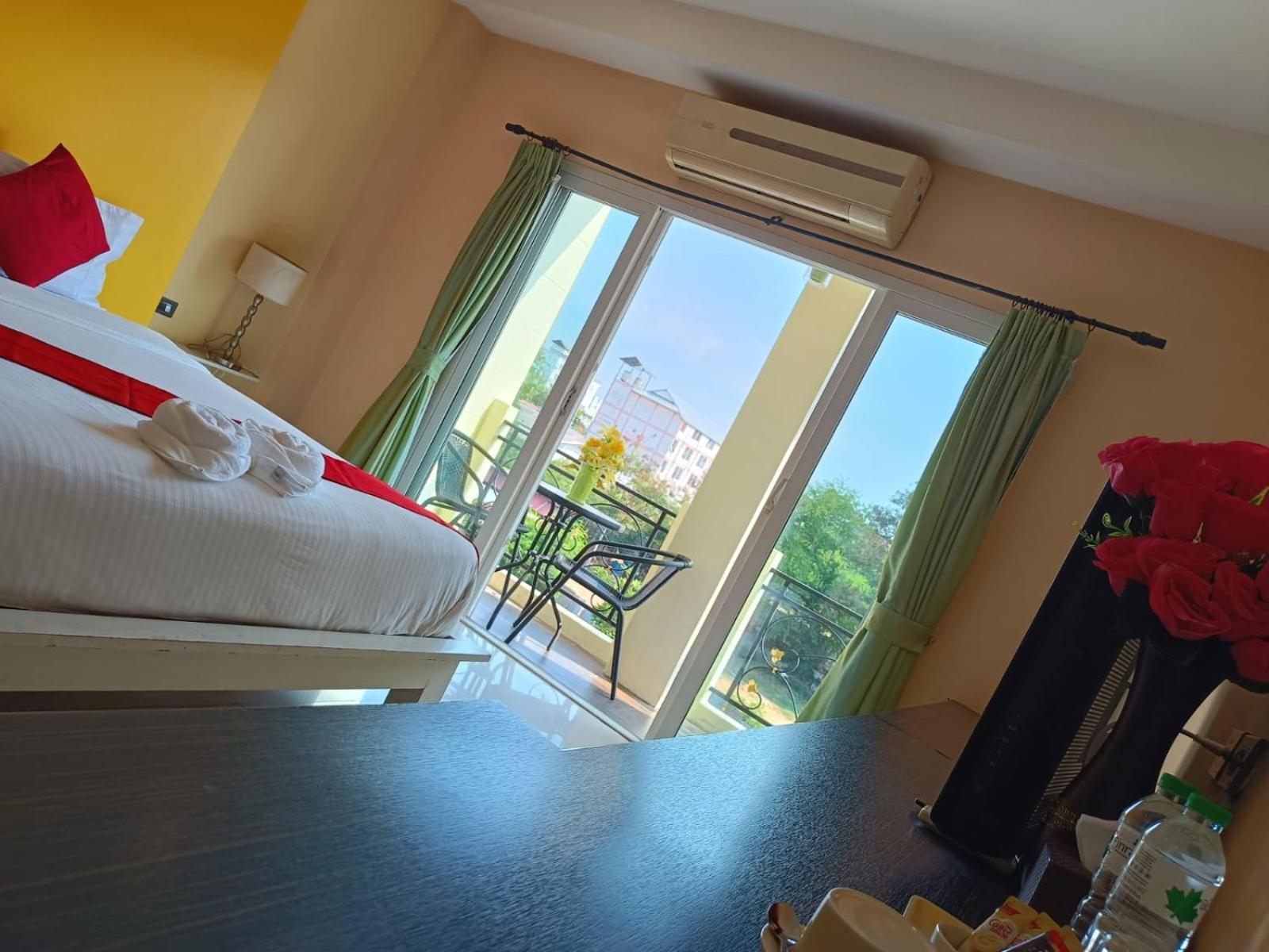 Aura Inn Rooms Pattaya Esterno foto